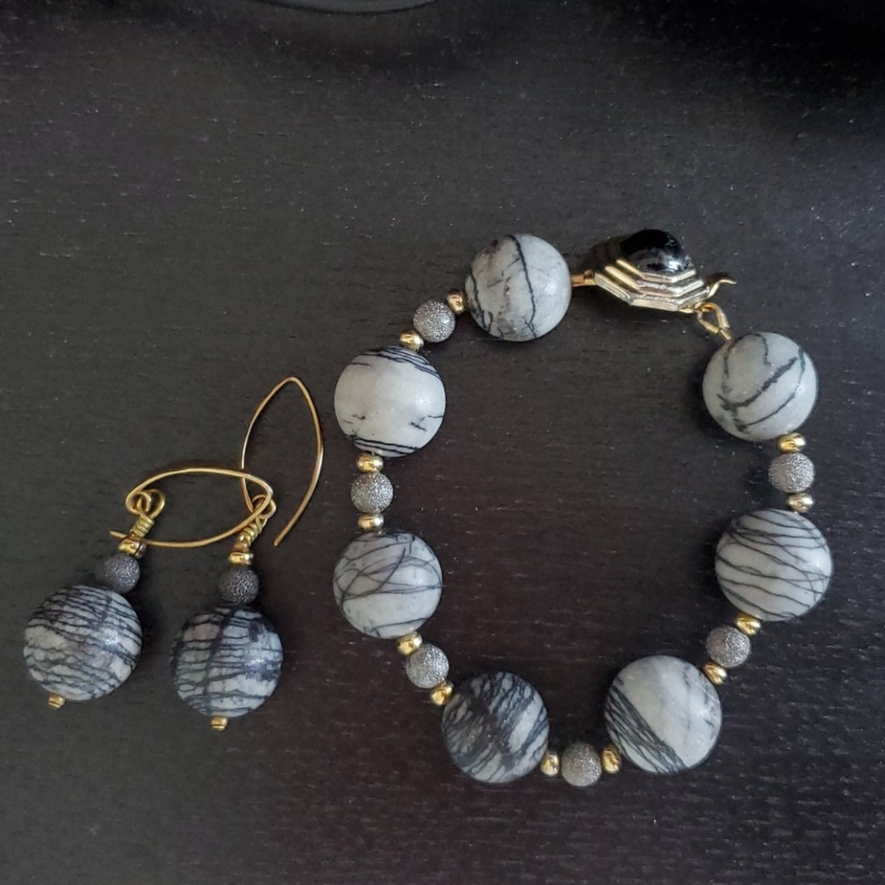 Natural stone dangle earrings & bracelet set.